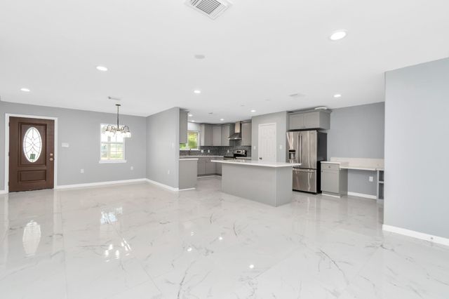 2826 W Fm 1462, Rosharon, TX 77583