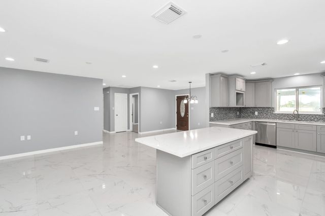 2826 W Fm 1462, Rosharon, TX 77583