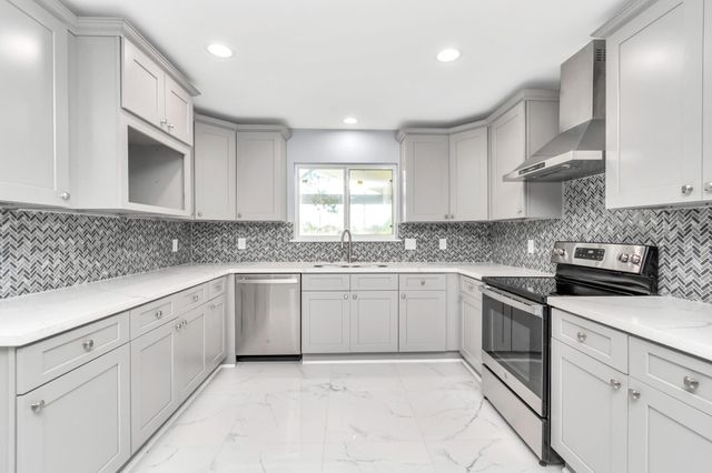 2826 W Fm 1462, Rosharon, TX 77583