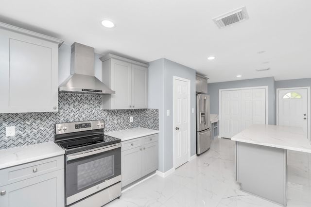 2826 W Fm 1462, Rosharon, TX 77583