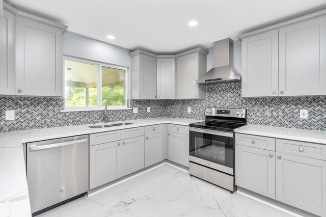 2826 W Fm 1462, Rosharon, TX 77583