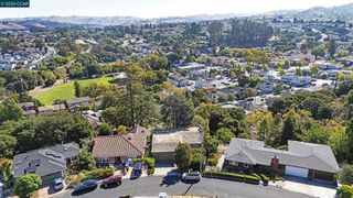 557 Summit Dr, Pinole, CA 94564