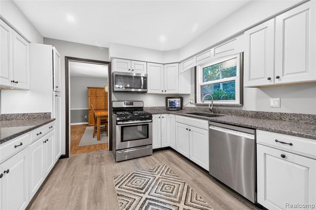 8841 Thorntree Drive, Grosse Ile, MI 48138