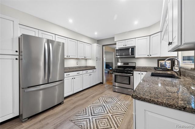 8841 Thorntree Drive, Grosse Ile, MI 48138
