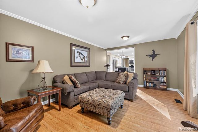 8841 Thorntree Drive, Grosse Ile, MI 48138