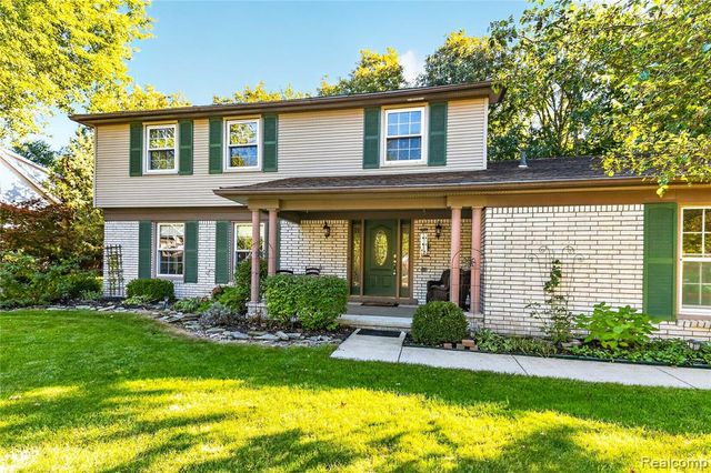 8841 Thorntree Drive, Grosse Ile, MI 48138