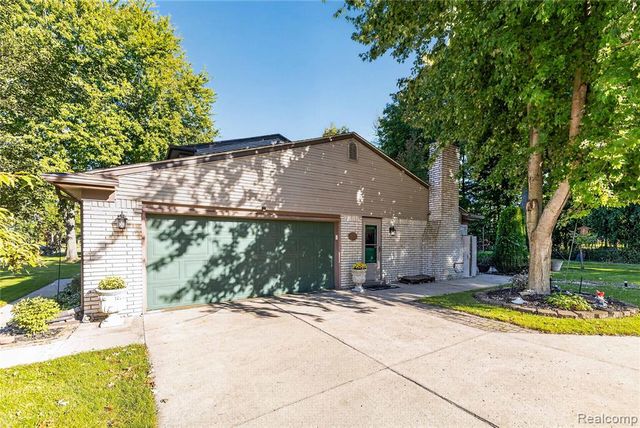 8841 Thorntree Drive, Grosse Ile, MI 48138