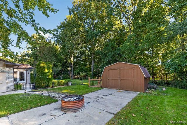 8841 Thorntree Drive, Grosse Ile, MI 48138