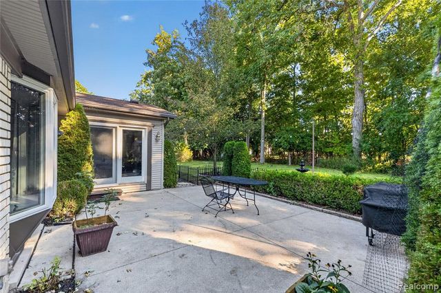 8841 Thorntree Drive, Grosse Ile, MI 48138