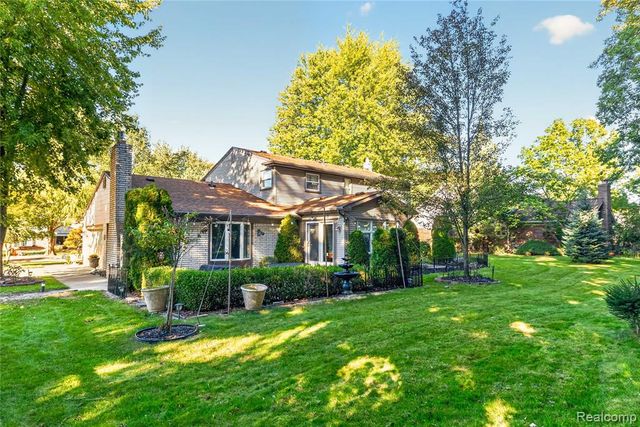 8841 Thorntree Drive, Grosse Ile, MI 48138