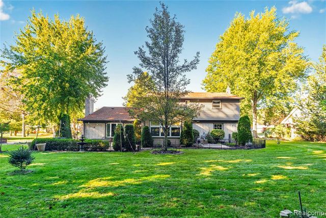 8841 Thorntree Drive, Grosse Ile, MI 48138
