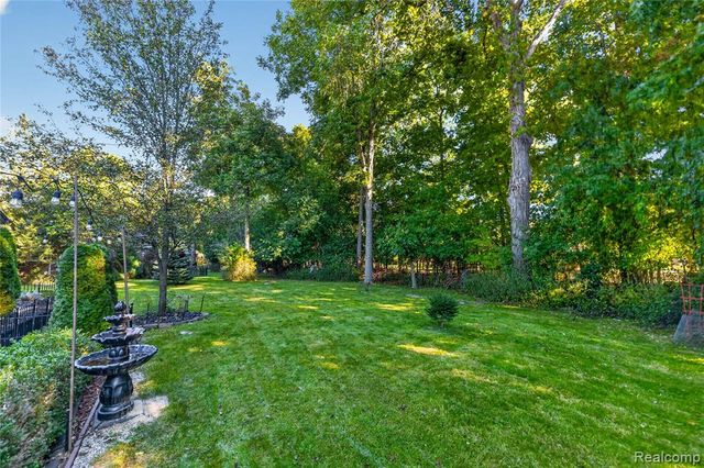 8841 Thorntree Drive, Grosse Ile, MI 48138