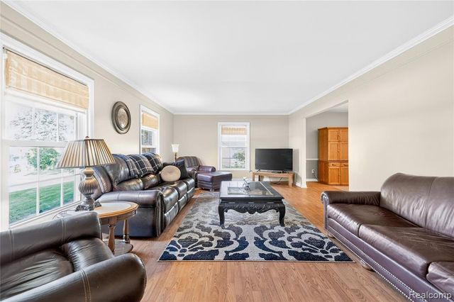 8841 Thorntree Drive, Grosse Ile, MI 48138
