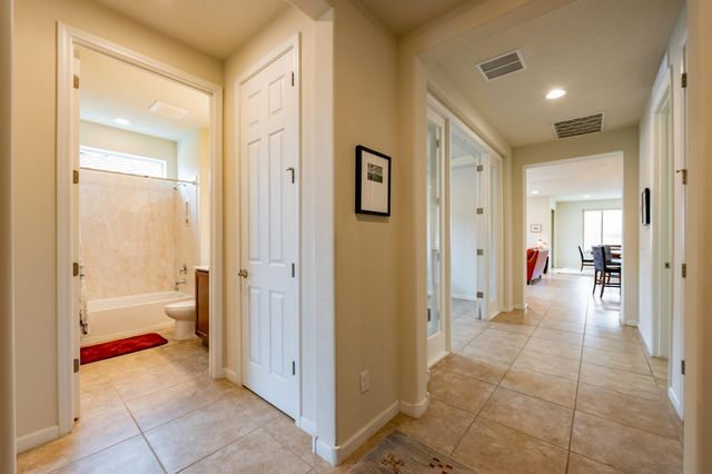 9256 Bear Lake Way NW, Albuquerque, NM 87120