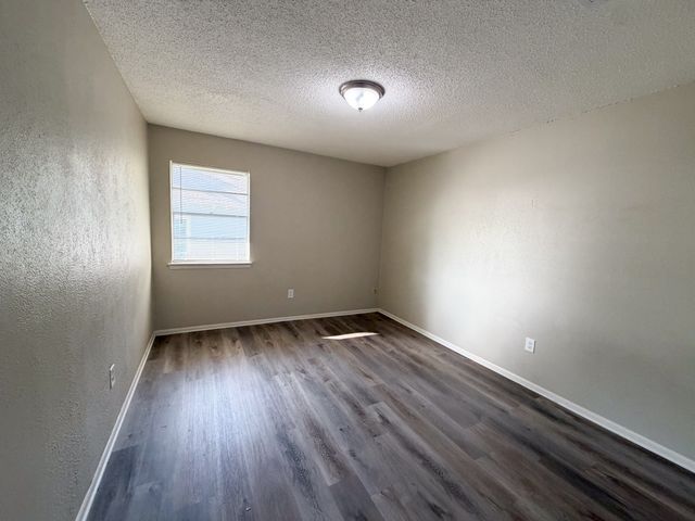 101 W Latimer Street B, Ennis, TX 75119