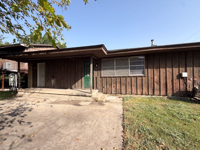 101 W Latimer Street B, Ennis, TX 75119