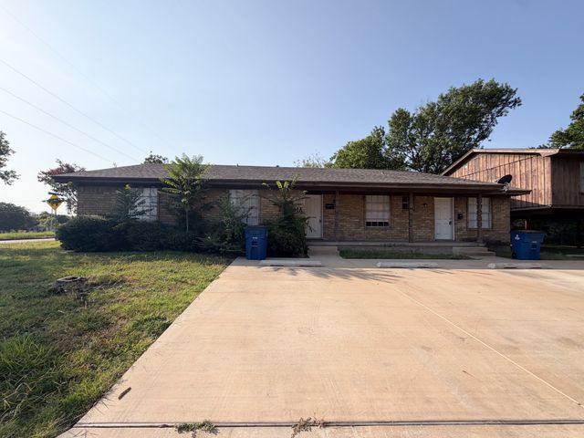 101 W Latimer Street B, Ennis, TX 75119