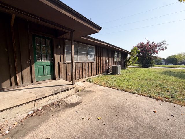 101 W Latimer Street B, Ennis, TX 75119
