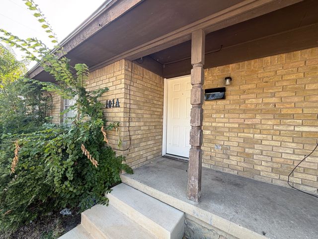 101 W Latimer Street B, Ennis, TX 75119