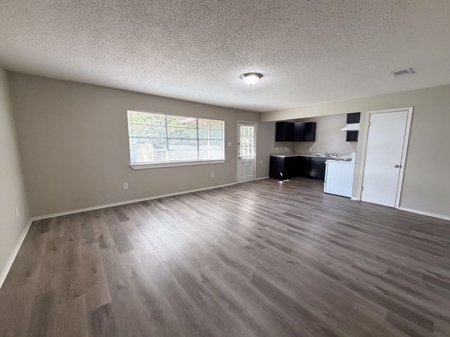 101 W Latimer Street B, Ennis, TX 75119