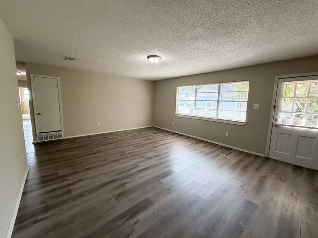 101 W Latimer Street B, Ennis, TX 75119