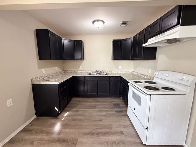 101 W Latimer Street B, Ennis, TX 75119