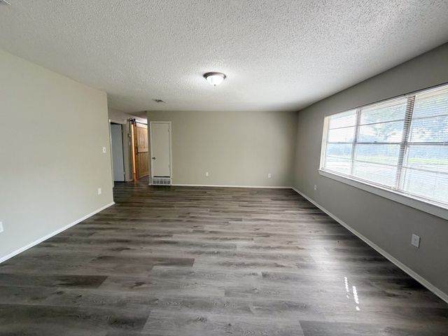 101 W Latimer Street B, Ennis, TX 75119