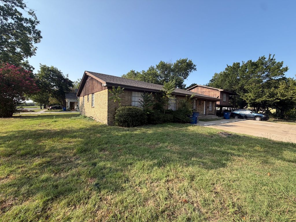 101 W Latimer Street B, Ennis, TX 75119