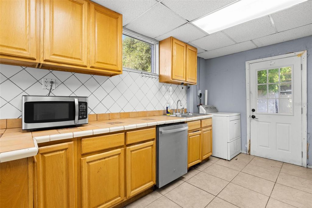 Image 14 of property listing at 110 N LINCOLN AVENUE, Tampa, FL 33609