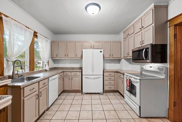 935 W 8TH AVENUE, Oshkosh, WI 54902