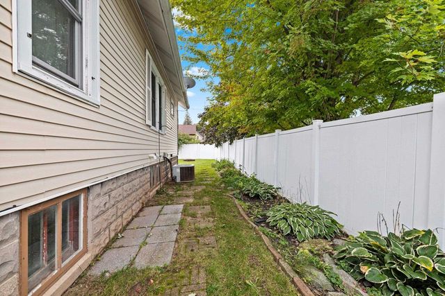 935 W 8TH AVENUE, Oshkosh, WI 54902