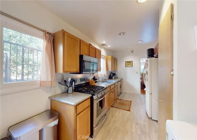 2049 Argyle Avenue, Los Angeles, CA 90068