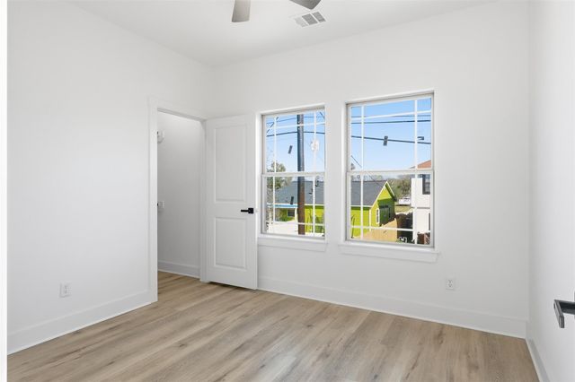 421 S Nugent Street, La Porte, TX 77571