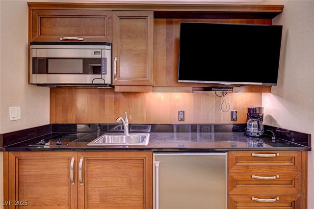 135 East Harmon Avenue 3215, Las Vegas, NV 89109