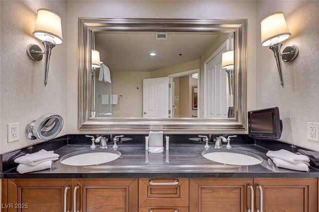 135 East Harmon Avenue 3215, Las Vegas, NV 89109