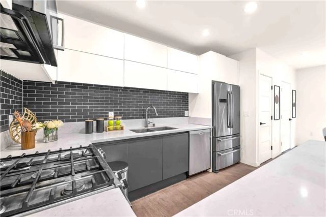 113 N Manhattan Place, Los Angeles, CA 90004