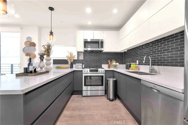 113 N Manhattan Place, Los Angeles, CA 90004