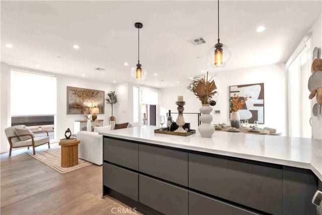 113 N Manhattan Place, Los Angeles, CA 90004