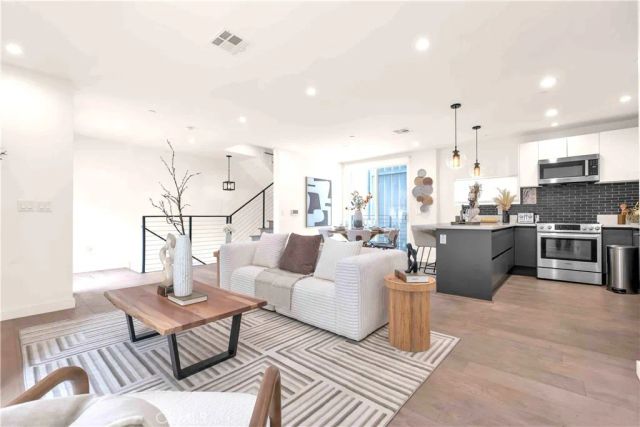 113 N Manhattan Place, Los Angeles, CA 90004