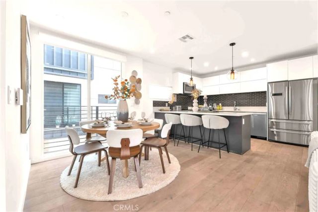 113 N Manhattan Place, Los Angeles, CA 90004