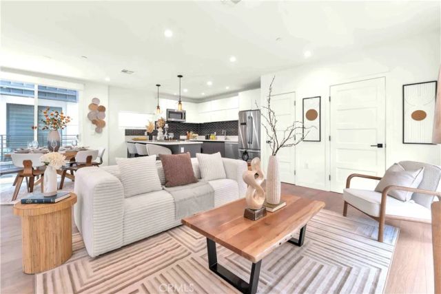 113 N Manhattan Place, Los Angeles, CA 90004