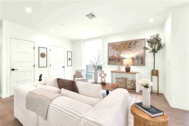 113 N Manhattan Place, Los Angeles, CA 90004