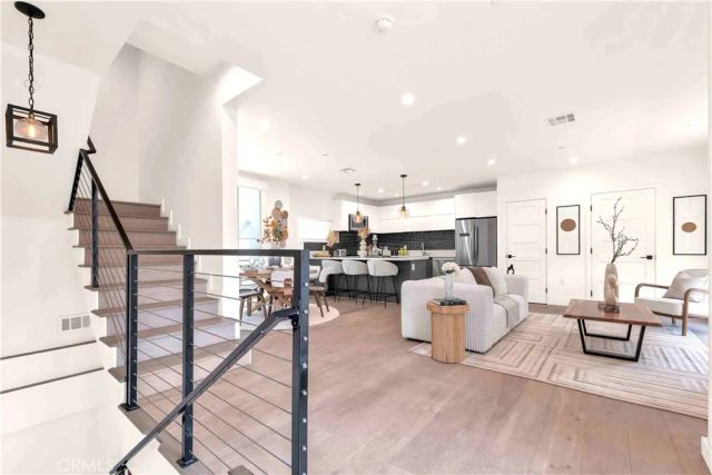 113 N Manhattan Place, Los Angeles, CA 90004