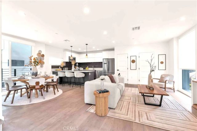 113 N Manhattan Place, Los Angeles, CA 90004