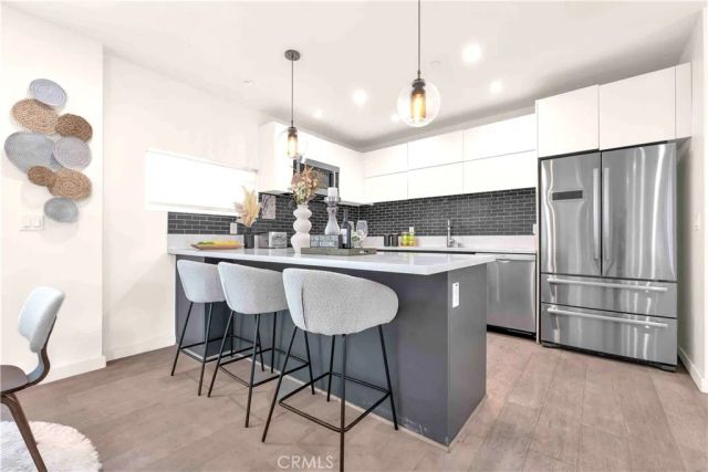 113 N Manhattan Place, Los Angeles, CA 90004