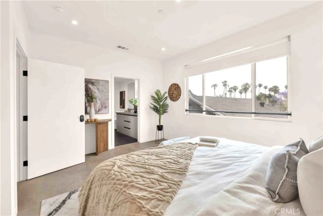 113 N Manhattan Place, Los Angeles, CA 90004