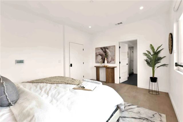 113 N Manhattan Place, Los Angeles, CA 90004