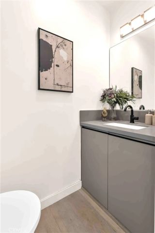 113 N Manhattan Place, Los Angeles, CA 90004