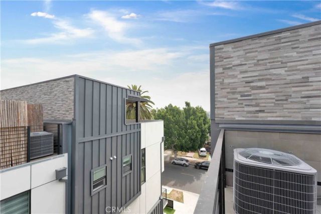 113 N Manhattan Place, Los Angeles, CA 90004