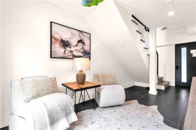 113 N Manhattan Place, Los Angeles, CA 90004